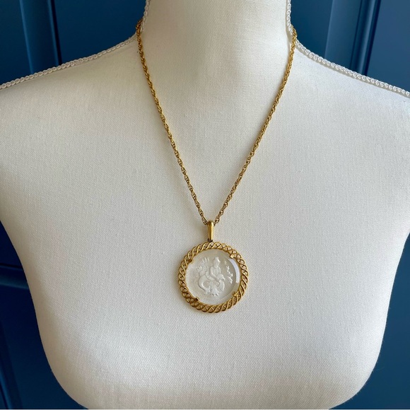 TRIFARI | VTG | NEPTUNE POSEIDON Intaglio Pendant Gold Tone 20" Necklace - Picture 10 of 11